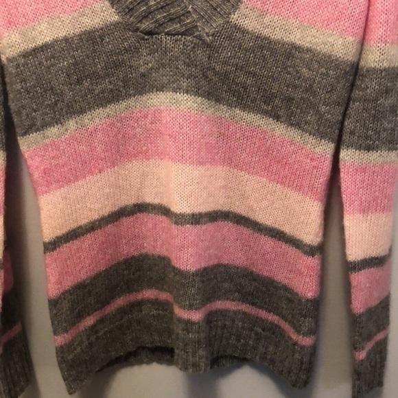 New York‎ & Company Wool Blend V-Neck Gray/Pink Sweater/ Size Small "NWT" - Picture 8 of 11